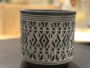 a13f0c49-9ae8-4b7e-b925-4c28564fb23f maceta negra chica