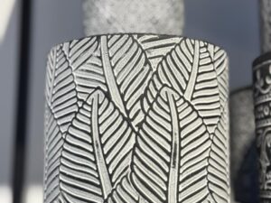 e917a22f-1f56-4a97-a3f8-684292e97748 maceta negra grande